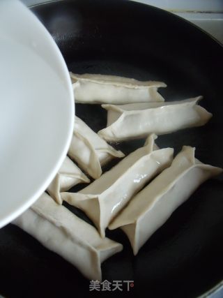外焦里嫩饺子的升级吃法----白菜猪肉锅贴的做法步骤：16