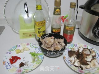 香菇烧鸡的做法步骤：1