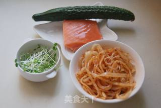 【创意新派菜】 擀面皮三文鱼的做法步骤：1