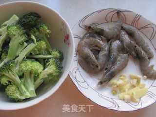 西兰花炒虾的做法步骤：2