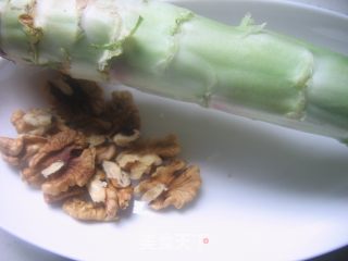 核桃莴笋的做法步骤：1