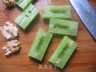 核桃莴笋的做法步骤：2