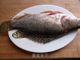 金针荷包桂鱼汤的做法步骤：1