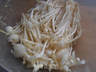 金针荷包桂鱼汤的做法步骤：2