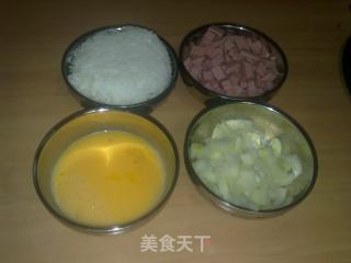简易炒饭的做法步骤：1