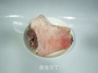 冰糖肘子---陪你一起过寒冬的做法步骤：1