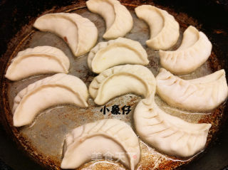 白菜猪肉生煎锅贴的做法步骤：7