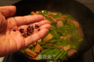 芸豆腐竹炖肉片的做法步骤：10