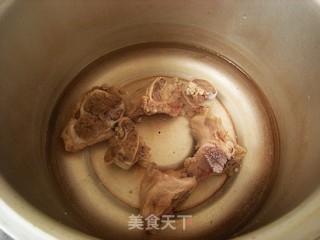 骨头汤的做法步骤：2