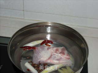 香喷喷的梅菜扣肉的做法步骤：2