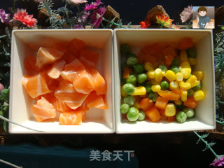 创意新派菜+什锦三文鱼米粒的做法步骤：1