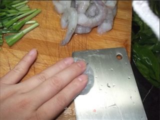 虾仁韭菜炒蛋饭的做法步骤：2