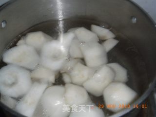 冰糖梨水的做法步骤：1