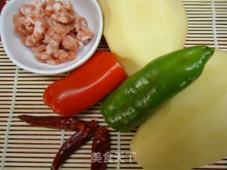 青椒土豆丝的做法步骤：1