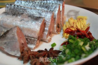 红烧带鱼的做法步骤：1