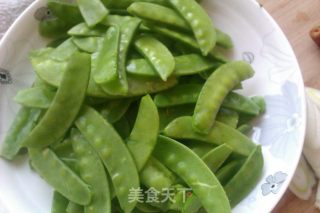 荷兰豆炒腊肠的做法步骤：1
