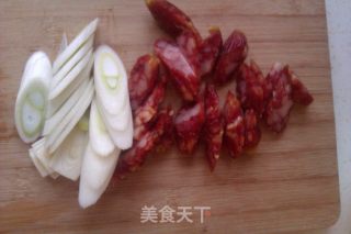 荷兰豆炒腊肠的做法步骤：2