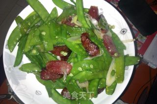 荷兰豆炒腊肠的做法步骤：3