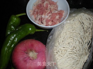 青椒肉丝盖浇面的做法步骤：1