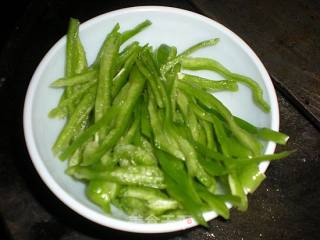 青椒肉丝盖浇面的做法步骤：2