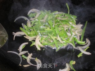 青椒肉丝盖浇面的做法步骤：11