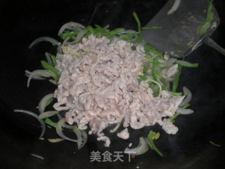 青椒肉丝盖浇面的做法步骤：12