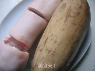 【创意新派菜】猪手焖莲藕的做法步骤：1