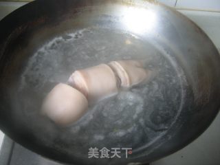 【创意新派菜】猪手焖莲藕的做法步骤：2