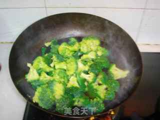 辣炒西兰花的做法步骤：2