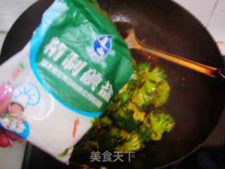 辣炒西兰花的做法步骤：4