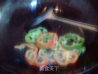 双椒炒香肠的做法步骤：3