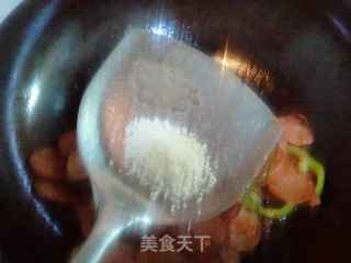 双椒炒香肠的做法步骤：6