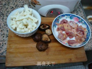 一鸡两吃之——红枣鸡汤+香菇花菜烩鸡肉的做法步骤：1