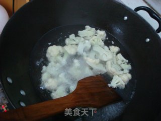 一鸡两吃之——红枣鸡汤+香菇花菜烩鸡肉的做法步骤：4