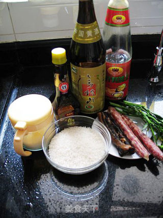 传统美食自己做----广式腊味煲仔饭的做法步骤：1