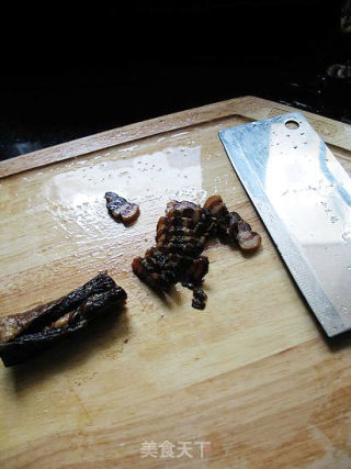 传统美食自己做----广式腊味煲仔饭的做法步骤：3
