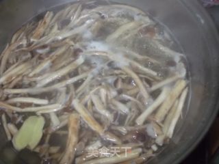 茶树菇肉片汤的做法步骤：3