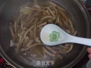 茶树菇肉片汤的做法步骤：6