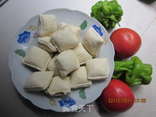番茄辣椒烩豆腐的做法步骤：1
