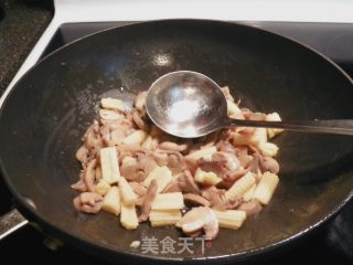 牛肉炒玉米芯的做法步骤：4