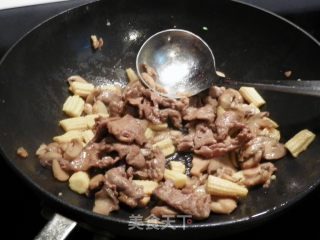 牛肉炒玉米芯的做法步骤：5