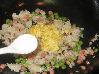 方腿肠香菇蛋炒饭的做法步骤：7