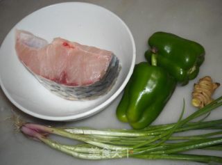 爆炒脆肉鲩的做法步骤：1