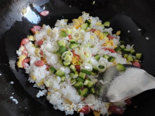 【创意新派菜】——台湾烤肠蛋炒饭的做法步骤：9