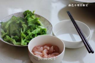 西兰花炒虾仁的做法步骤：1