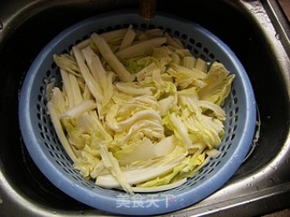 白菜炒丸子的做法步骤：1
