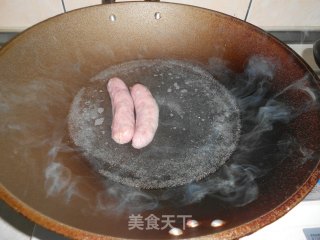 黄瓜炒香肠的做法步骤：1