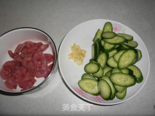 黄瓜炒香肠的做法步骤：2