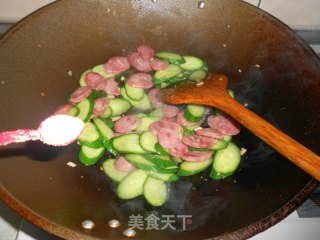 黄瓜炒香肠的做法步骤：5