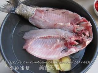 经典湘菜——比翼双飞之干锅鲫鱼的做法步骤：3